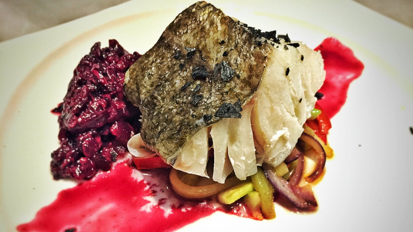 bacalao confitado con chutney de frutos rojos zarabanda