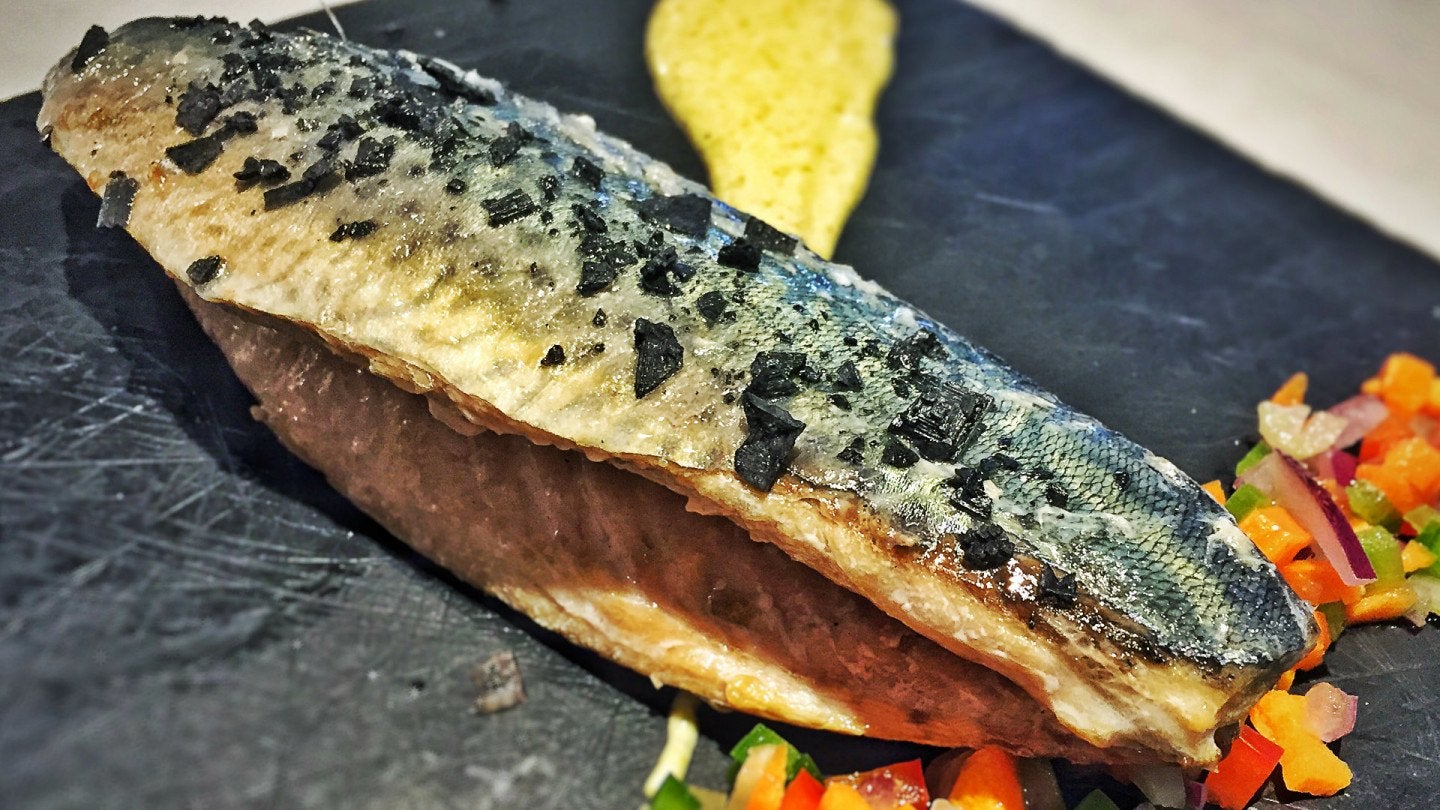 Caballa al horno con ajoblanco de pistachos zarabanda