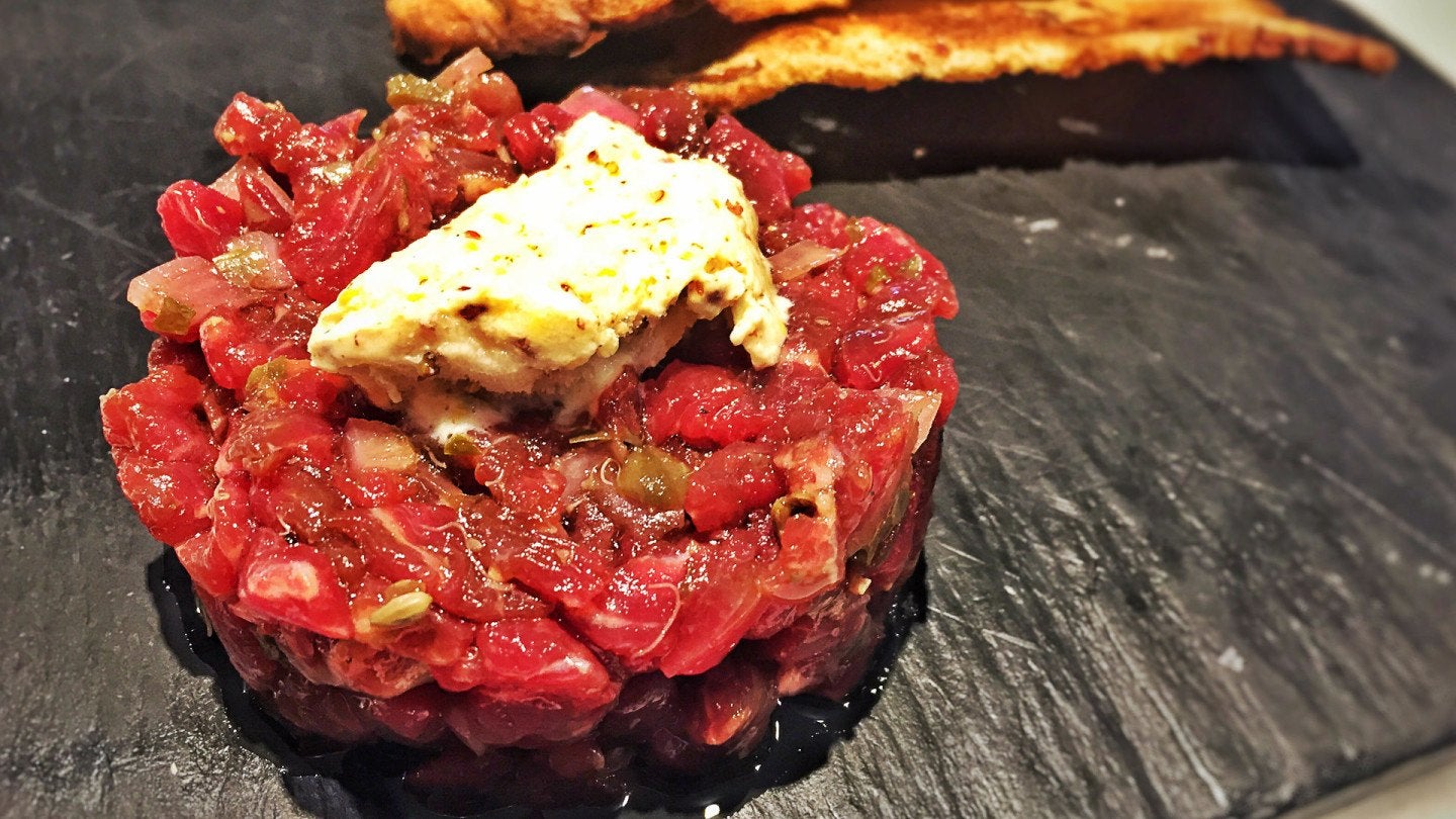 Steaktartar de solomillo de buey con helado de mostaza zarabanda