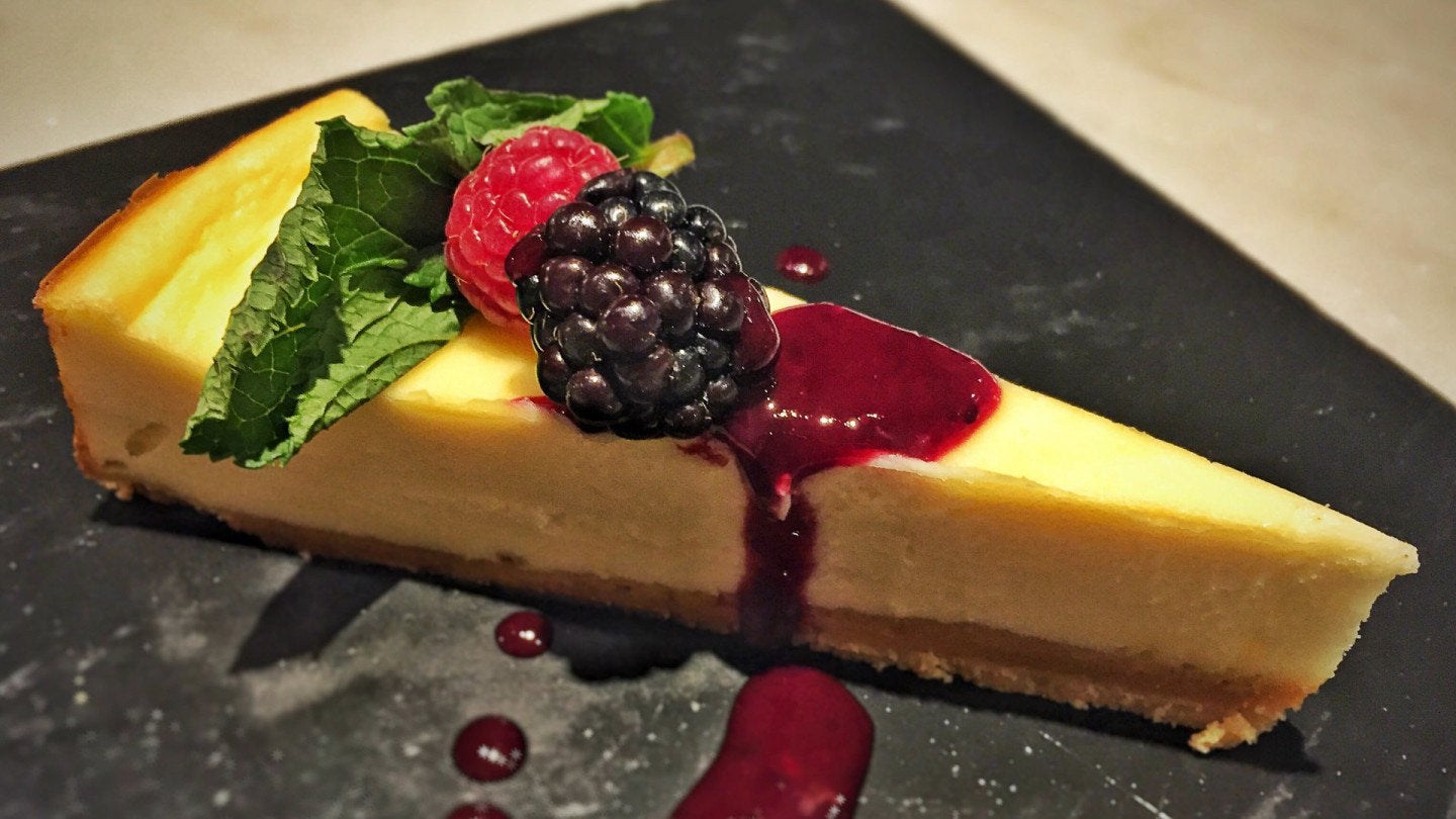 Tarta de queso viejo con salsa de vino tinto y frutos rojos zarabanda
