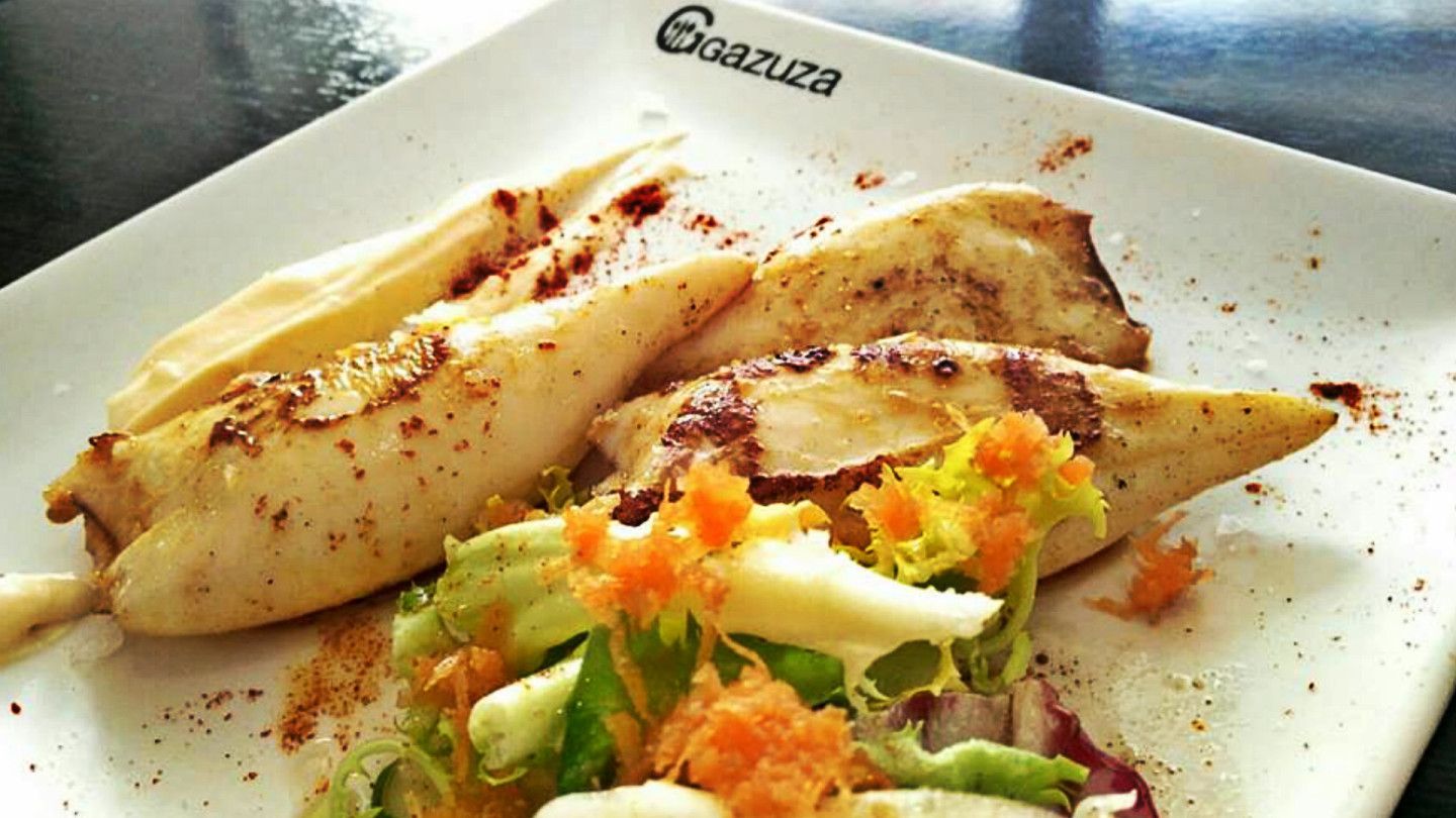 Chipirón a la plancha con ensalada y alioli gazuza
