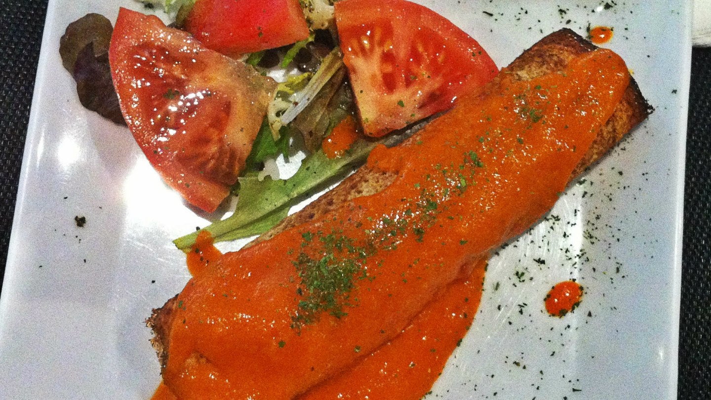 Crepe relleno de bacalao encebollado con salsa vizcaína gazuza
