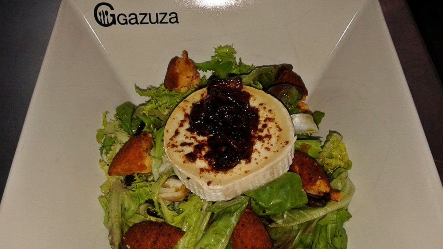 Rulo de cabra con cebolla caramelizada y mermelada gazuza