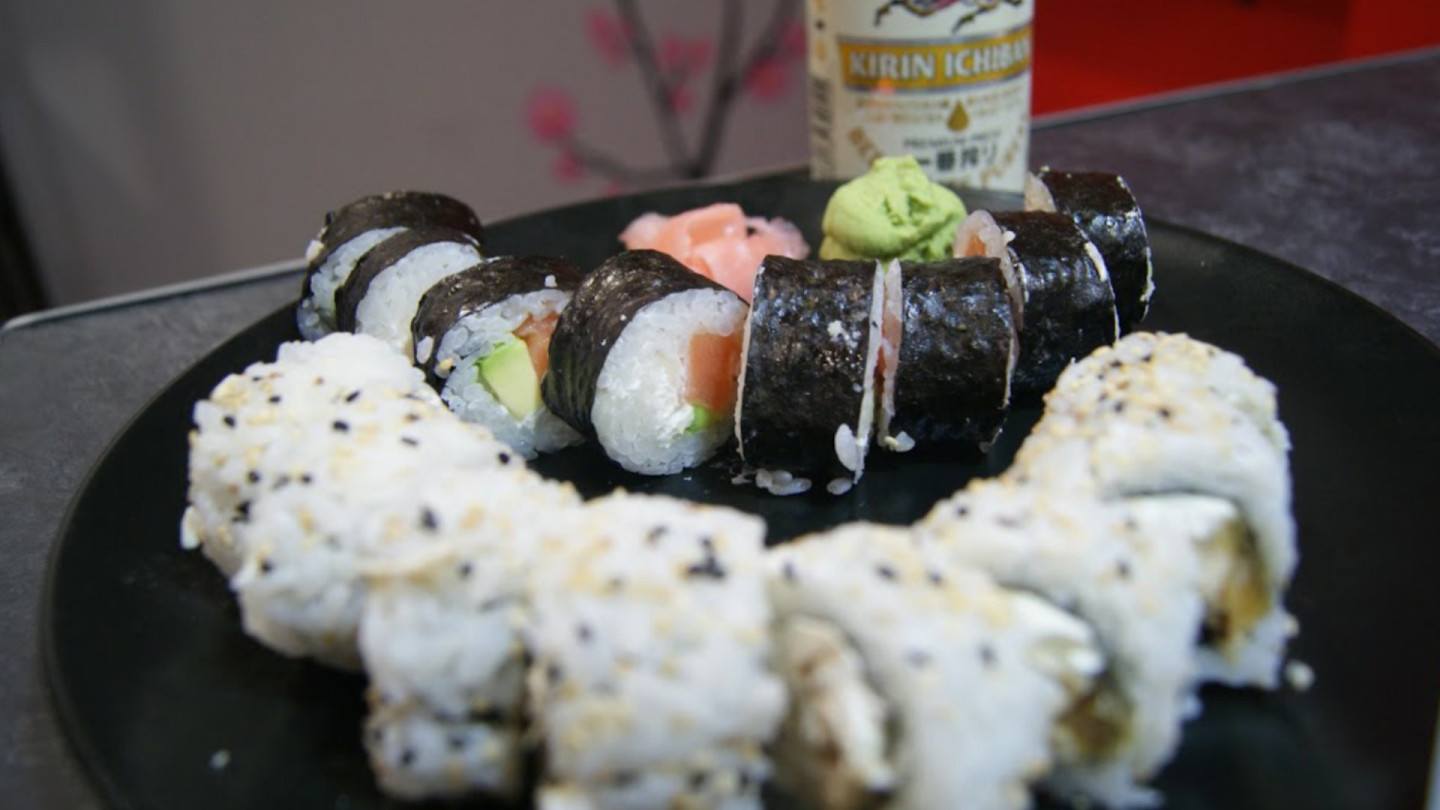 Maki de salmón, aguacate y philadelphia sushi fusion