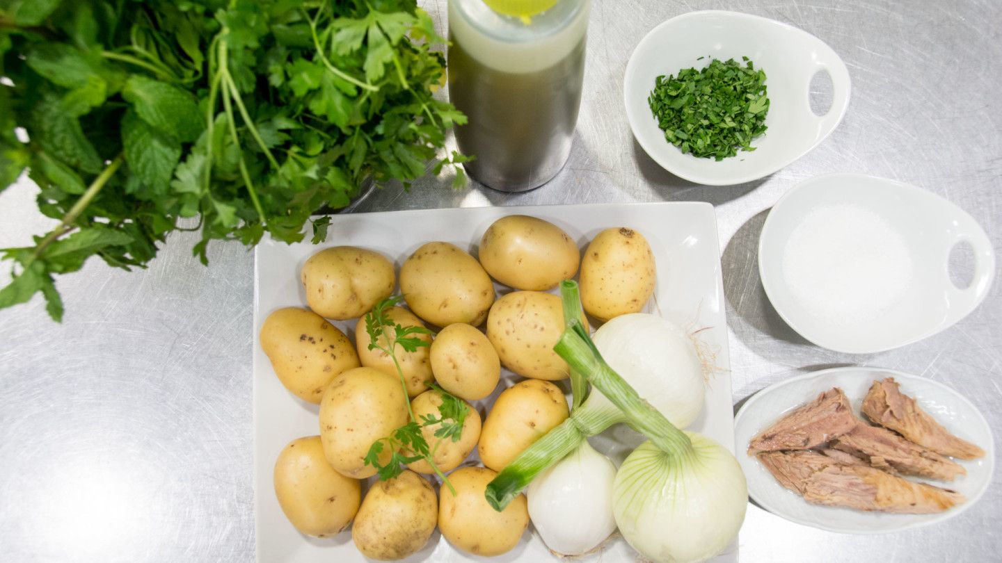 SEVILLA. 09-05-2017. PASO A PASO DE LAS PATATAS ALIÑADAS DE OTAOLA, EN EL MERCADO DEL PORVENIR. FOTO: LAURA ÁLVAREZ. ARCHSEV.