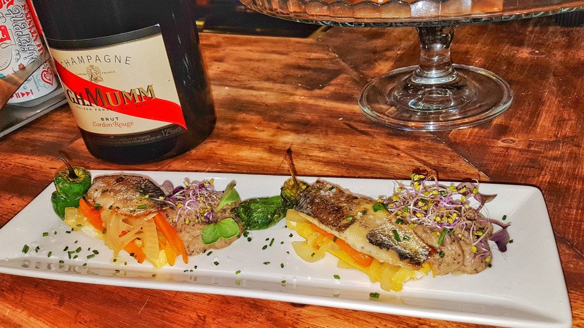 Sardinas confitadas con escabeche, toque cítrico y espuma de oliva negra| Foto: Fran Moreno