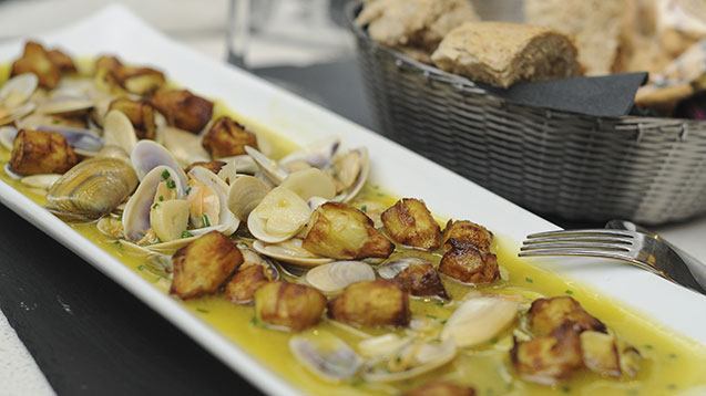 Coquinas con mini alcachofas fritas en La Azotea