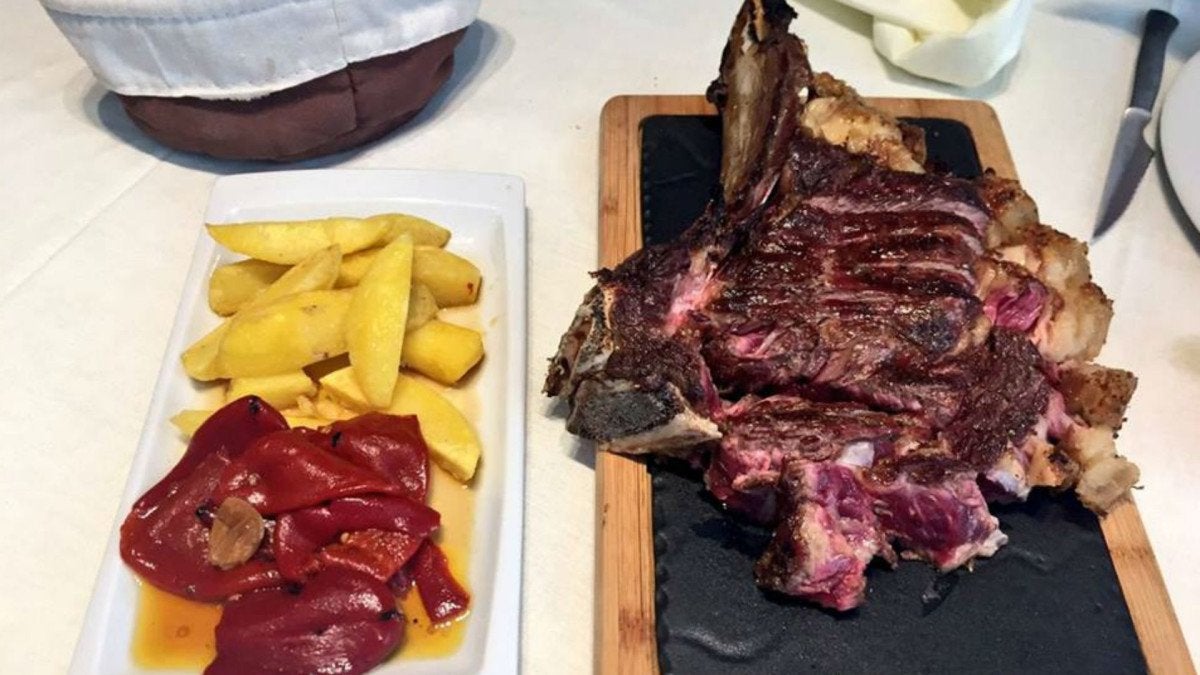 Chuletón con guarnición de pimientos y patatas fritas|Foto: Almansa