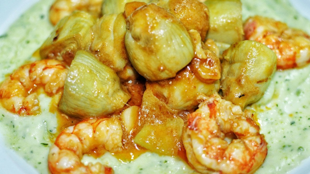 Alcachofitas salteadas con langostinos| Foto: El Picoteo