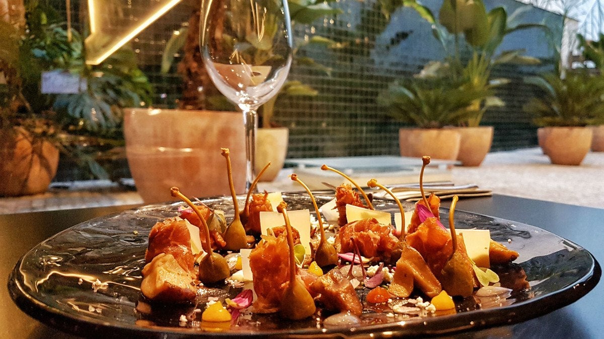 Carpaccio de presa ibérica con lascas de partisano, aceite de trufa y alcaparrones|Foto: Fran Moreno