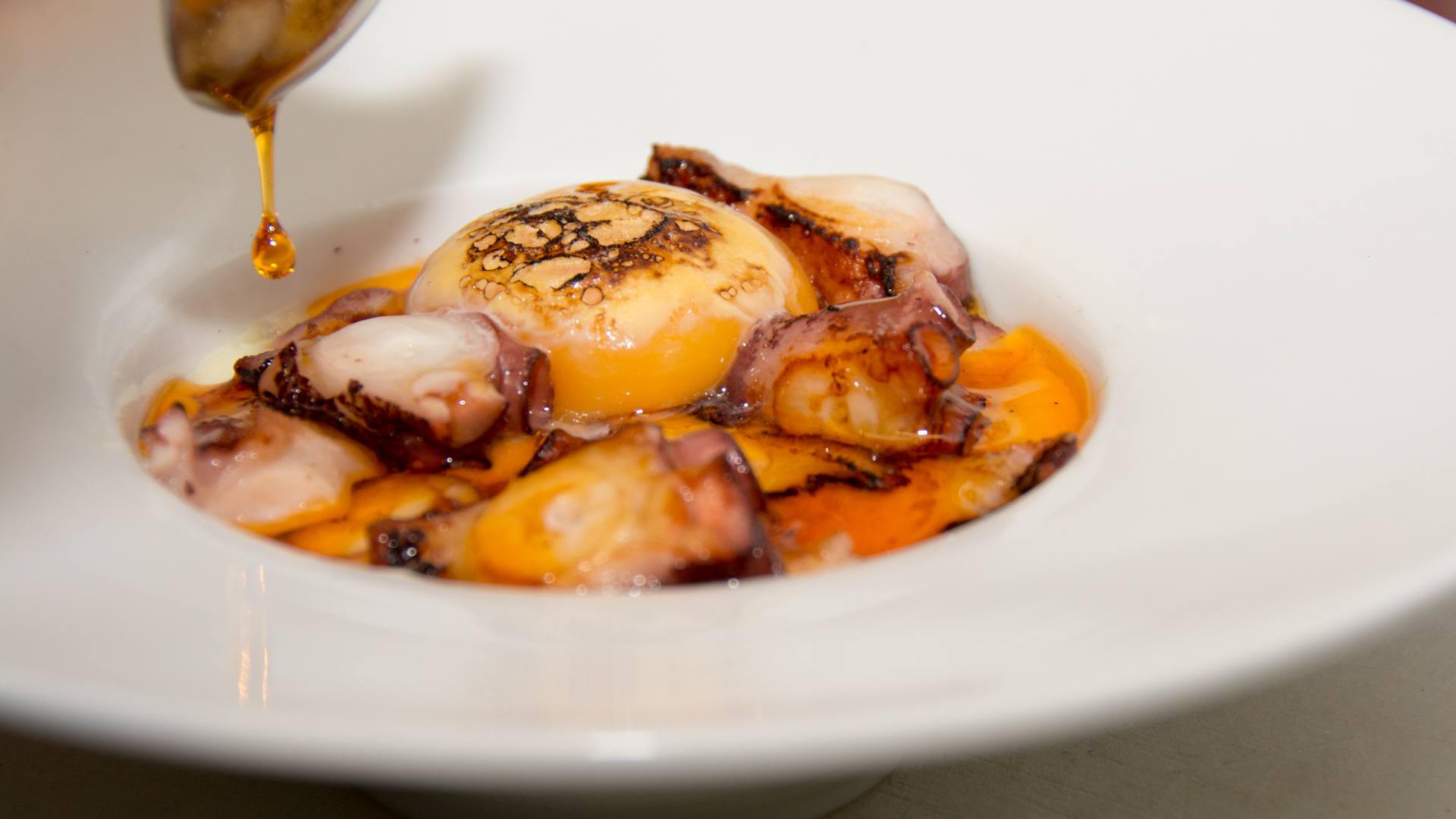 SEVILLA. 26-07-2017. RECETA PASO A PASO DEL PULPO CON PARMENTIER DE PATATA DE PETIT COMITÉ CON EL CHEF LAURENT THOMAS. FOTO: LAURA ÁLVAREZ. ARCHSEV.