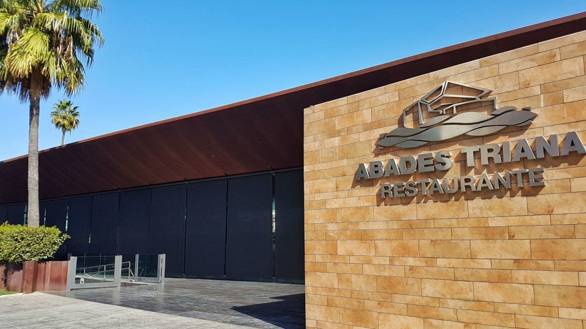 Entrada a Abades Triana: restaurantes con vistas al río