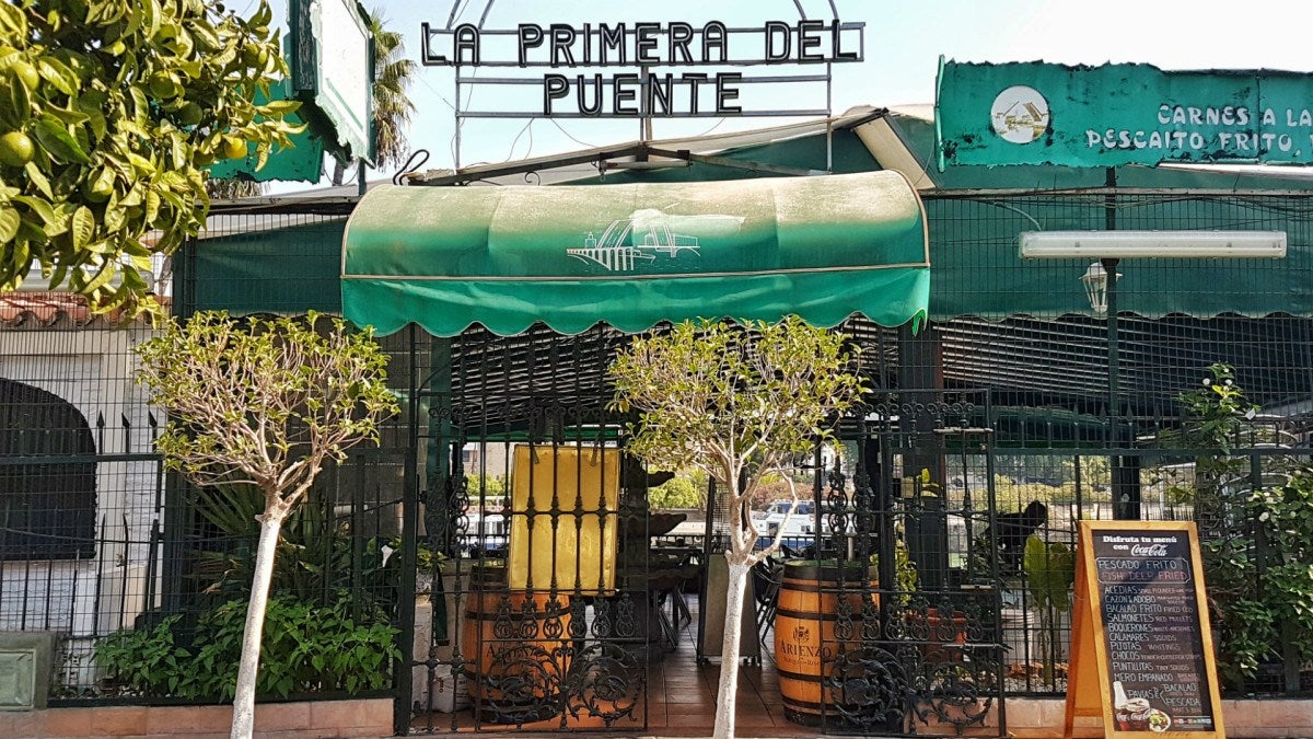 Entrada a la terraza: restaurantes con vistas al río