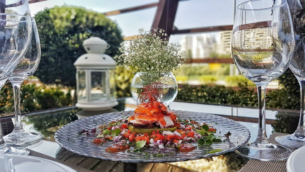 Presentación de una de las especialidades: restaurantes con vistas al río