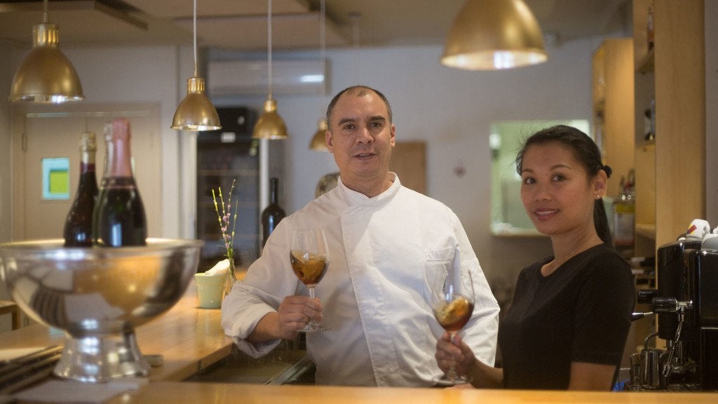 Casa Rafel en Sevilla. SEVILLA. 8.11.17. Apertura Bar Casa Rafel. En Calle Virgen del Valle, 10. En la imagen, Eugenio junto a su mujer. FOTO: VANESSA GOMEZ. archsev