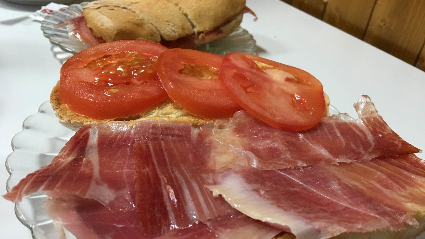 Tostada de aceite, tomate y jamón del Bar El Och8