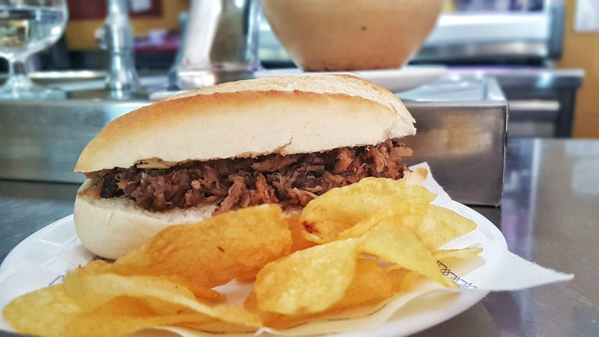 La barra de Benjamín Martín con uno de sus afamados montaditos| Foto: Fran Moreno