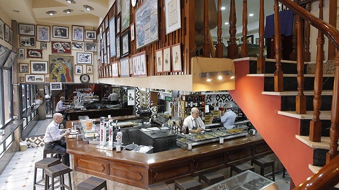 SEVILLA. 10-OCTUBRE-2017. Entrevista al propietario de la cafetería Donald , FOTOS DE LOS SALONES Y TERRAZA. FOTO : RAUL DOBLADO. ARCHSEV