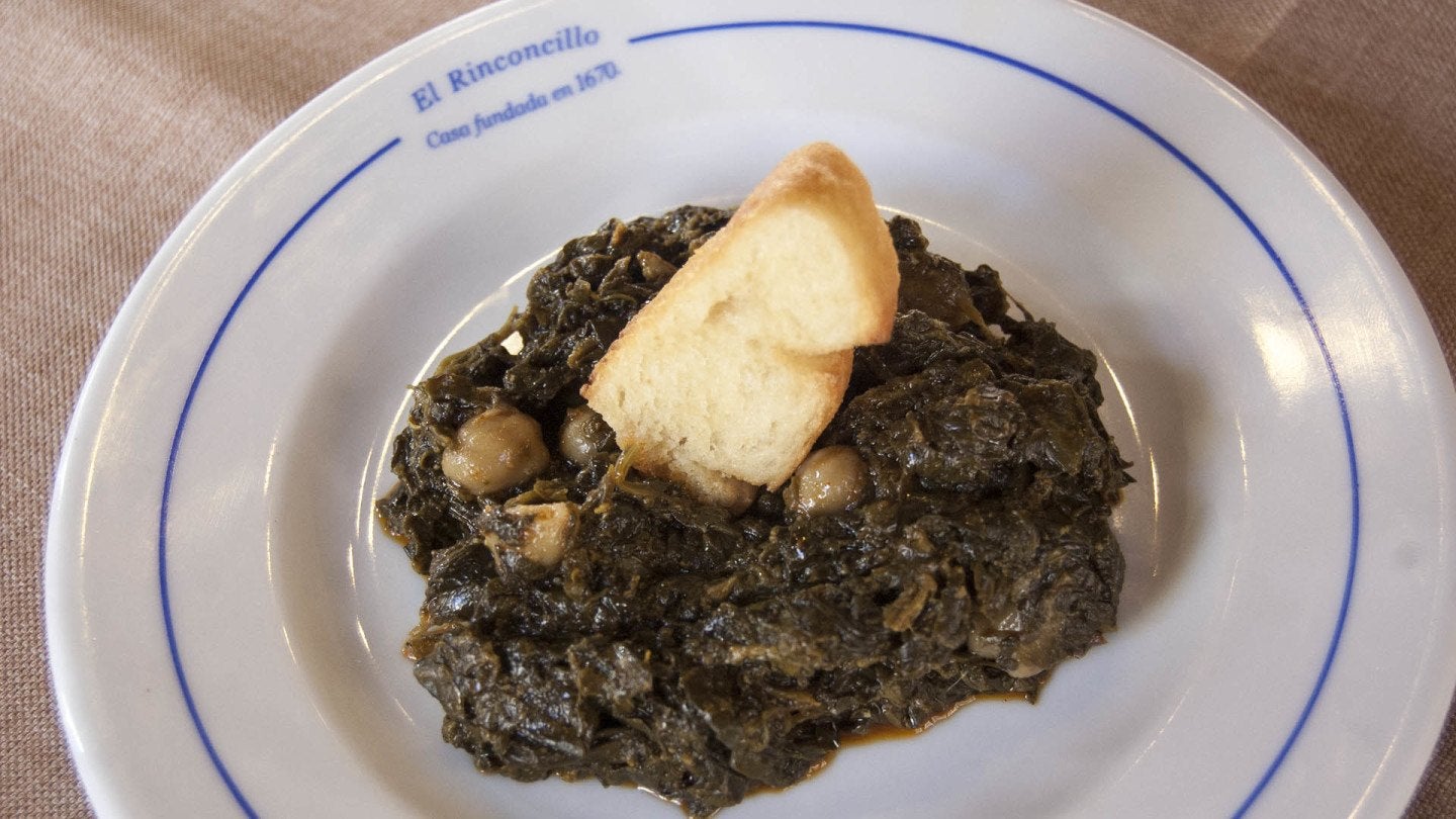 Plato de espinacas con garbanzos servidas en El Rinconcillo