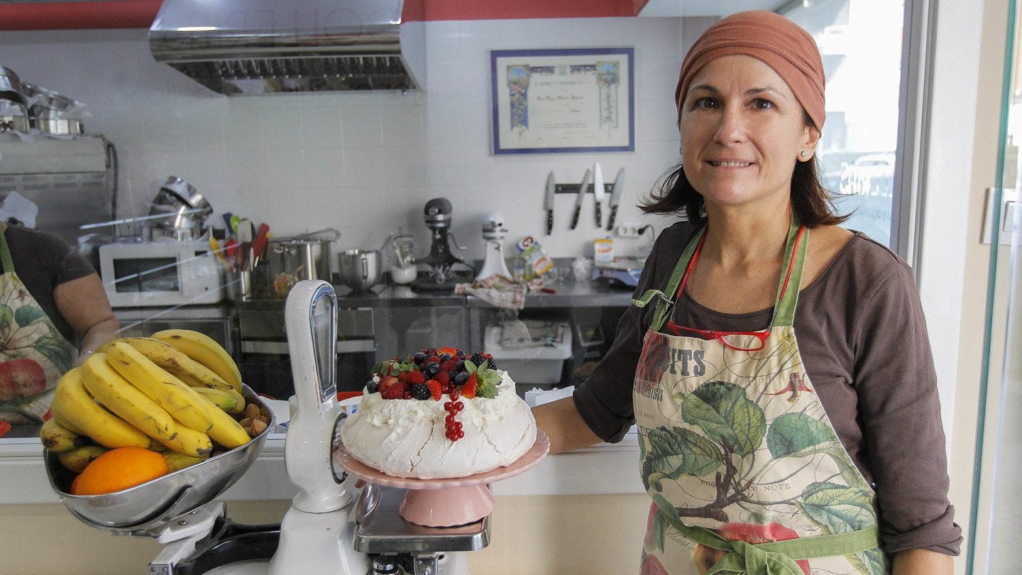 SEVILLA. 18-DICIEMBRE-2017. PASTELERIA GOLLERIAS EN LOS REMEDIOS, REYES MORENO PRESENTA SU POSTRE PARA FIN DE AÑO . FOTO : RAUL DOBLADO. ARCHSEV