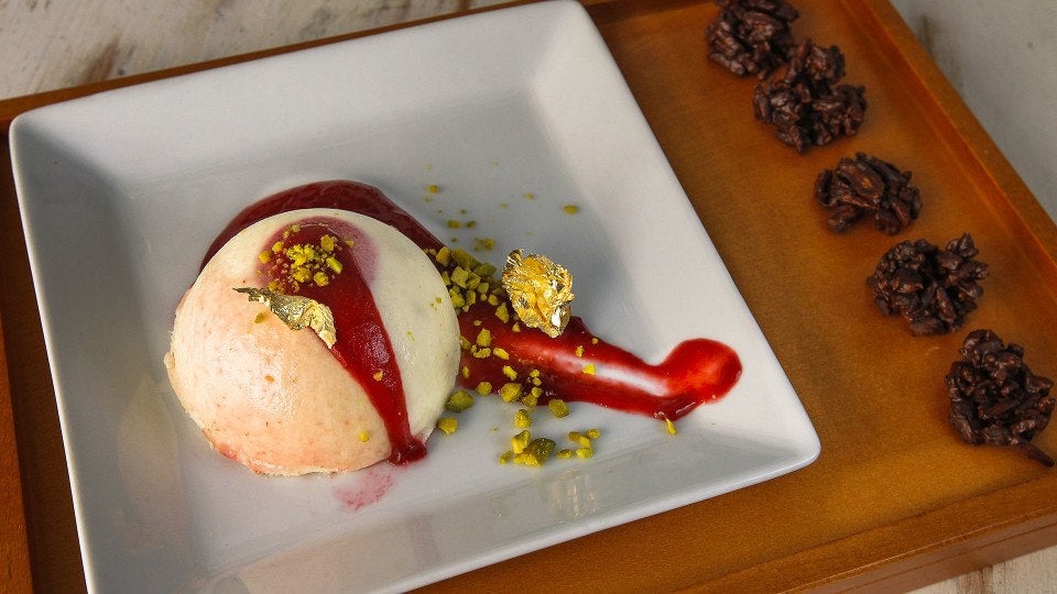 SEVILLA. 18-DICIEMBRE-2017. POSTRES DE NOCHE VIEJA, PASTELERIA KATAKI EN LOS BERMEJALES, ANDRES POSA CON EL POSTRE QUE OFRECE. FOTO : RAUL DOBLADO. ARCHSEV