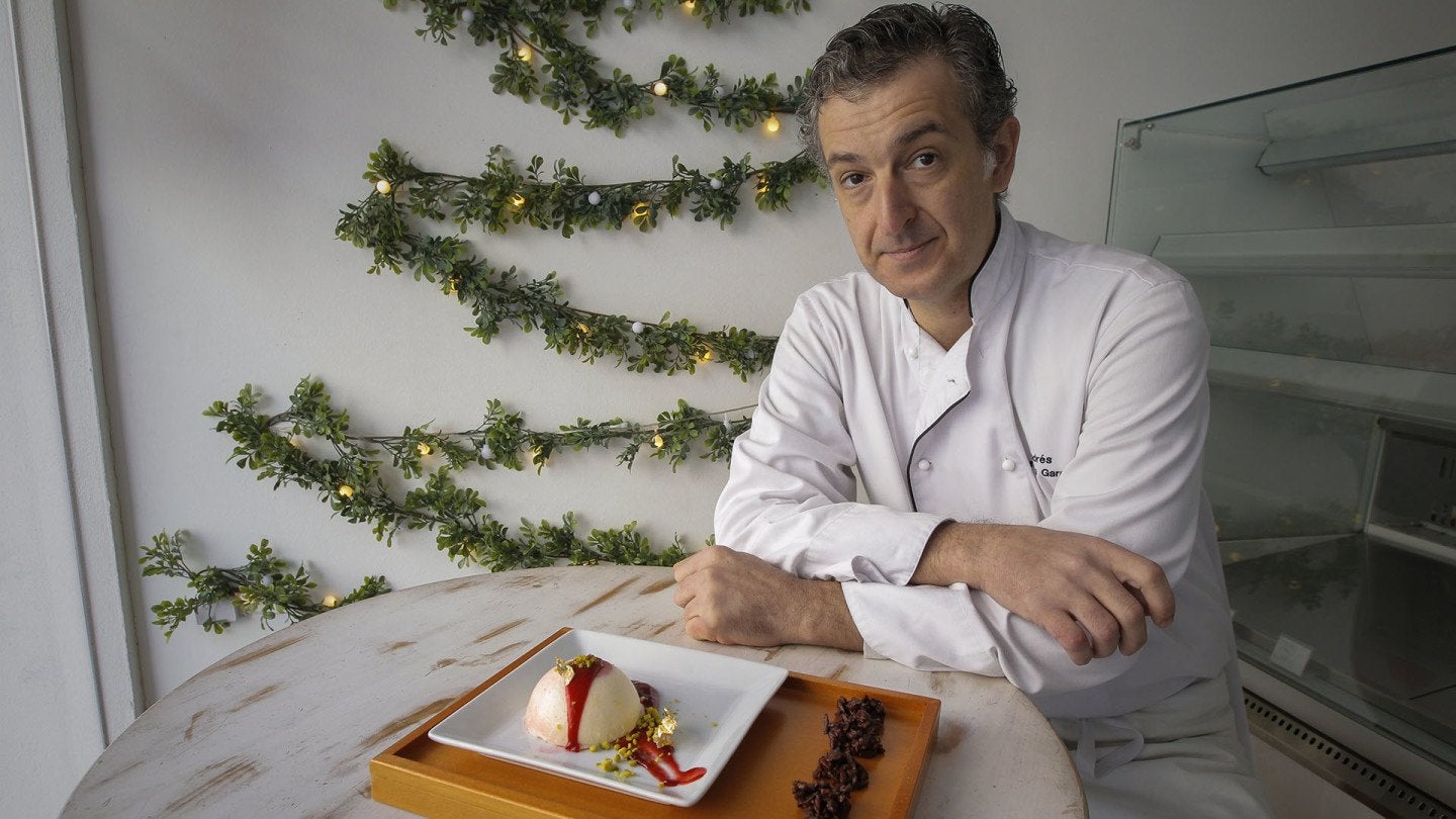 SEVILLA. 18-DICIEMBRE-2017. POSTRES DE NOCHE VIEJA, PASTELERIA KATAKI EN LOS BERMEJALES, ANDRES POSA CON EL POSTRE QUE OFRECE. FOTO : RAUL DOBLADO. ARCHSEV
