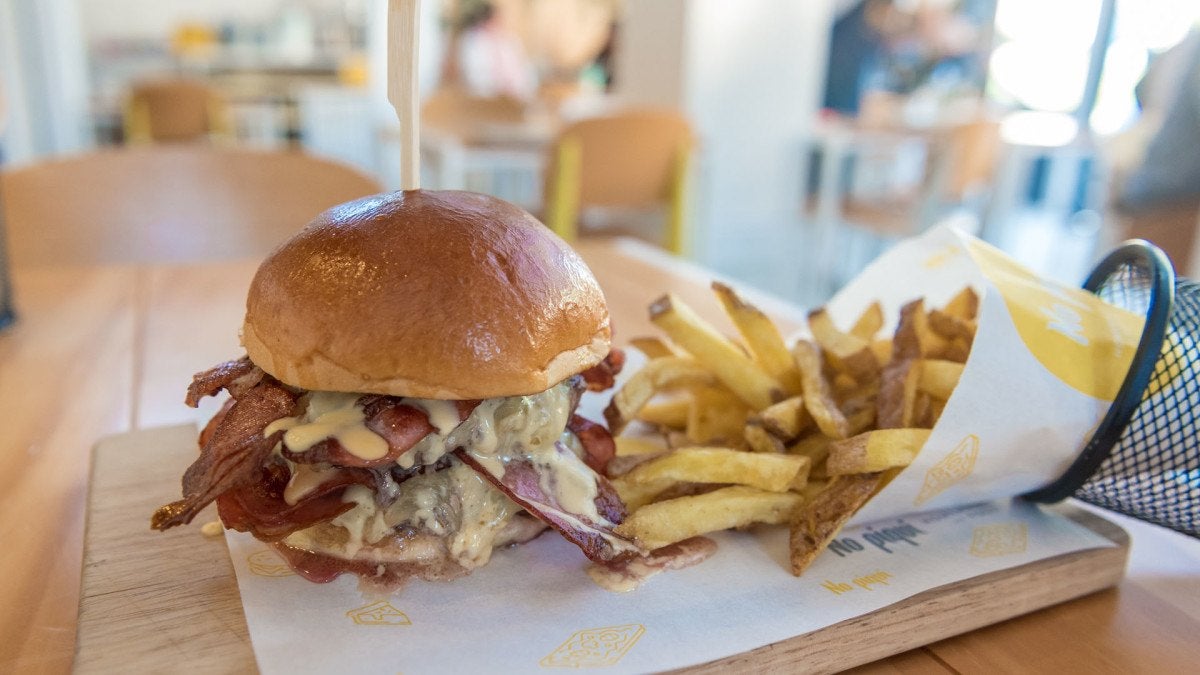 Una de las diez hamburguesas de la carta: comer en sevilla