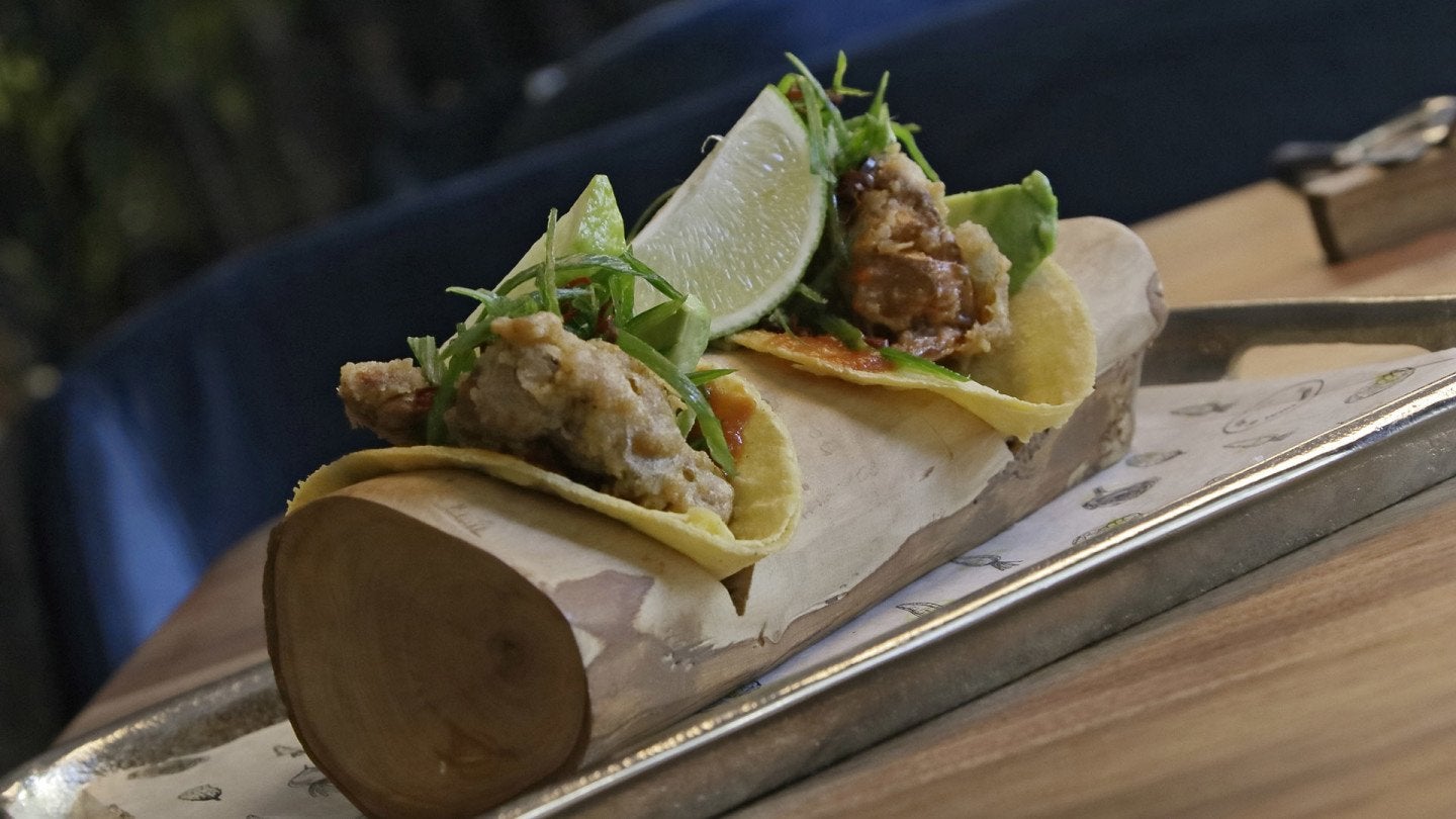 SEVILLA. 01.12.17. Reportaje en el restaurante Seis del Hotel Inglaterra, en la Plaza Nueva. Tacos de cangrejo de cáscara blanda. FOTO: JUAN FLORES. ARCHSEV.