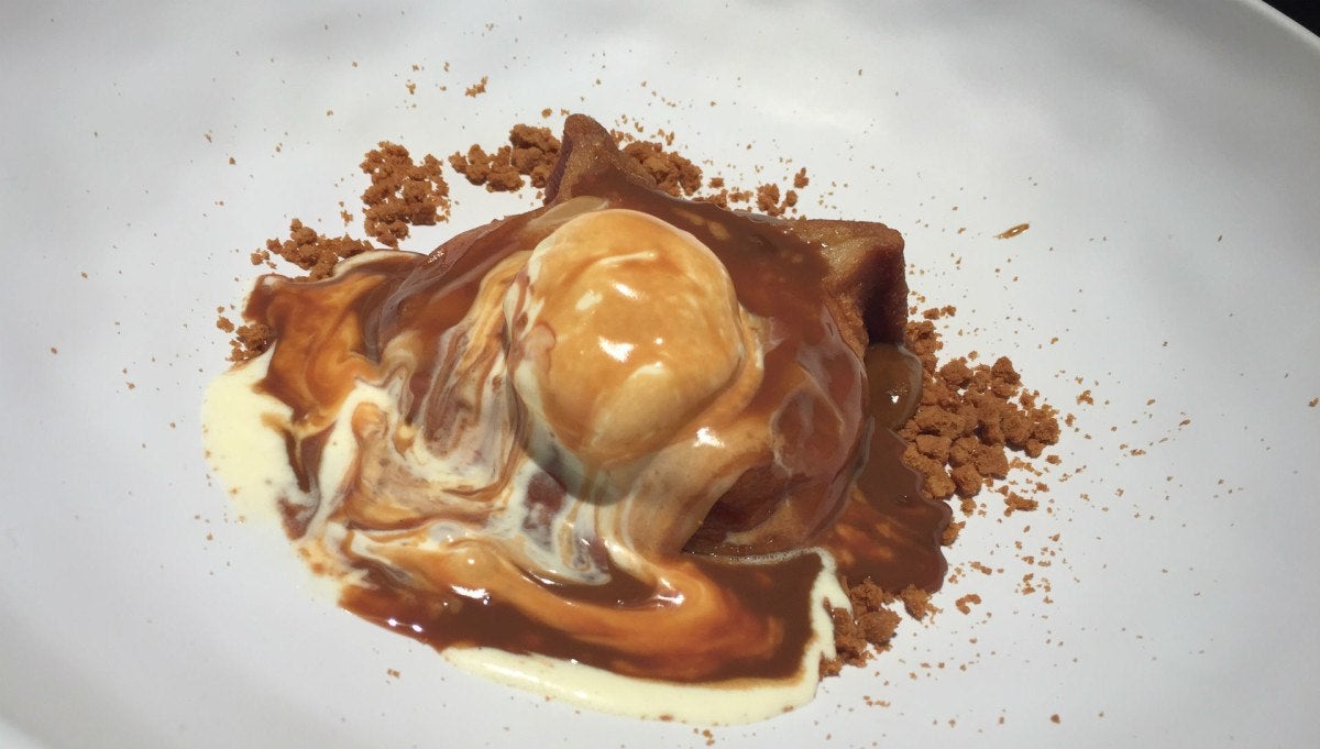 Torrijas al estilo de tarta de galleta con helado de vainilla de Seis Tapas Bar