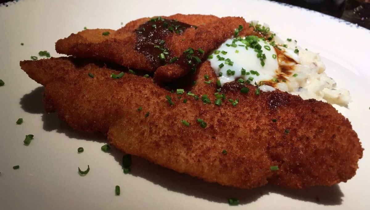 Milanesa de presa con huevo escalfado de Seis Tapas Bar