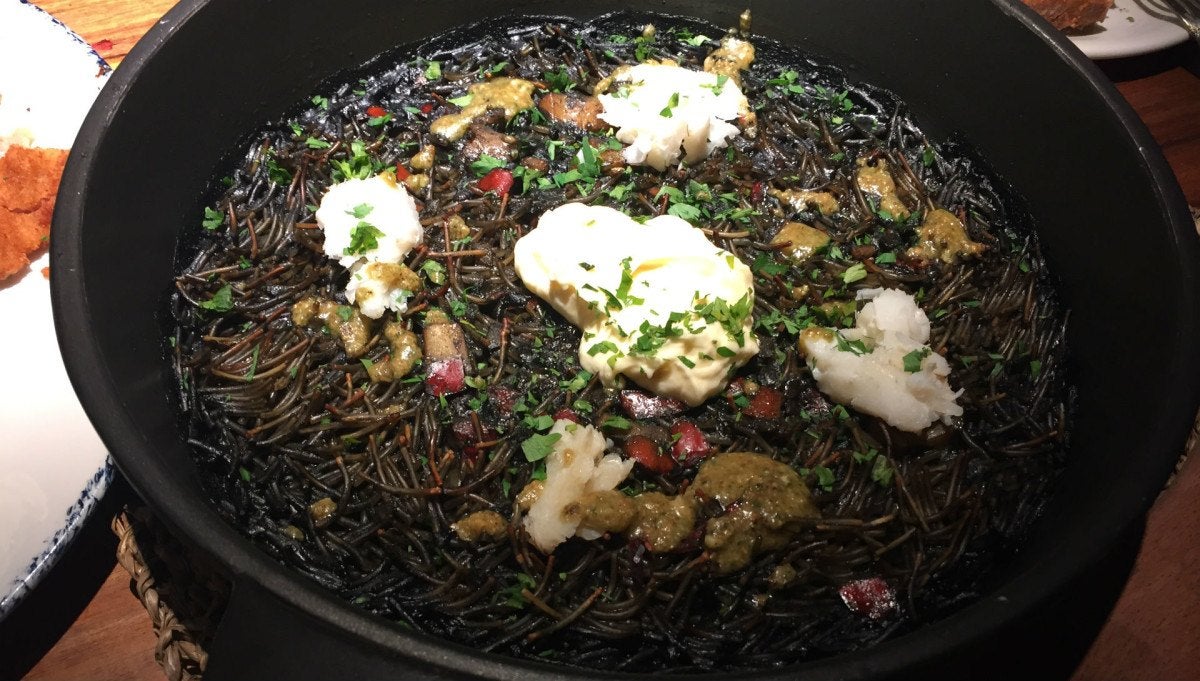 Fideuá negra de choco y bacalao de Seis Tapas Bar