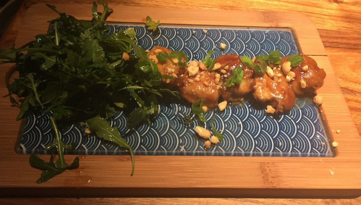 Alitas de pollo deshuesadas glaseadas con salsa satay de Seis Tapas Bar
