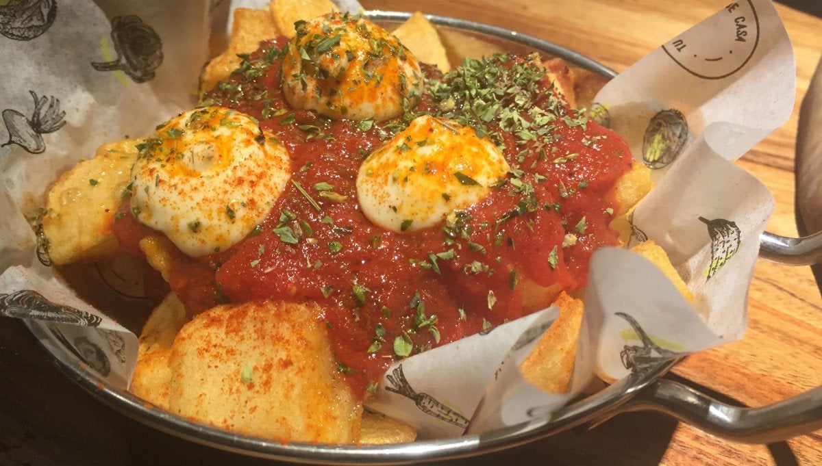 Patatas bravas de Seis Tapas Bar