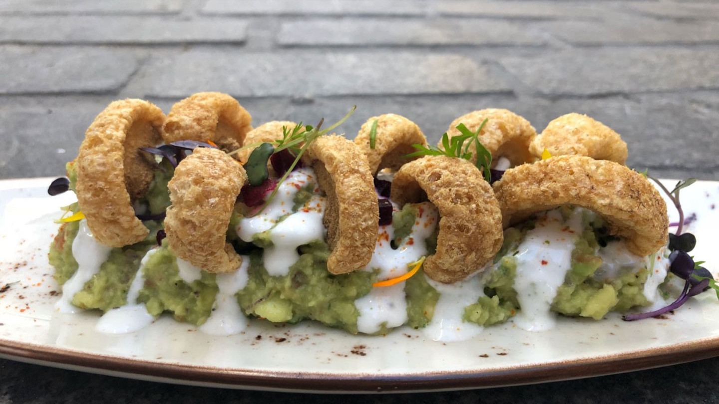 Majado de aguacate y remolacha con torreznos de Cotidiano