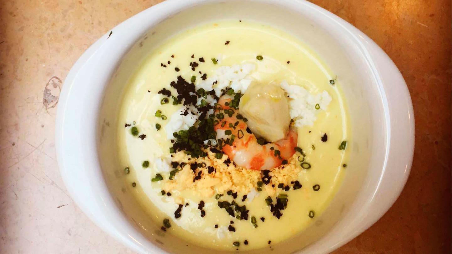 ino salmorejo amarillo con gambas marinadas y corvina de Jaylu