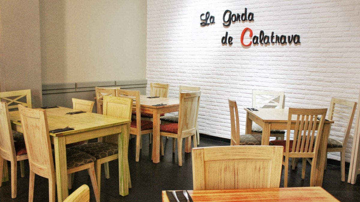 Mesas al fondo del establecimiento: comer en sevilla