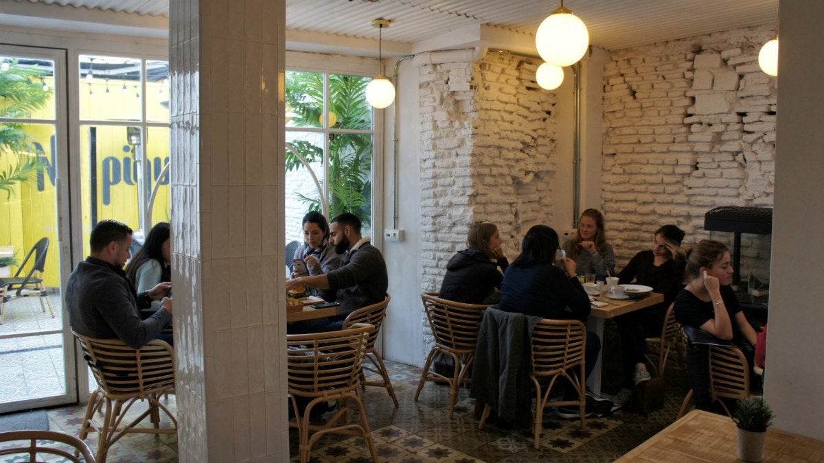 Vistas a la terraza desde el interior de No piqui: comer en sevilla