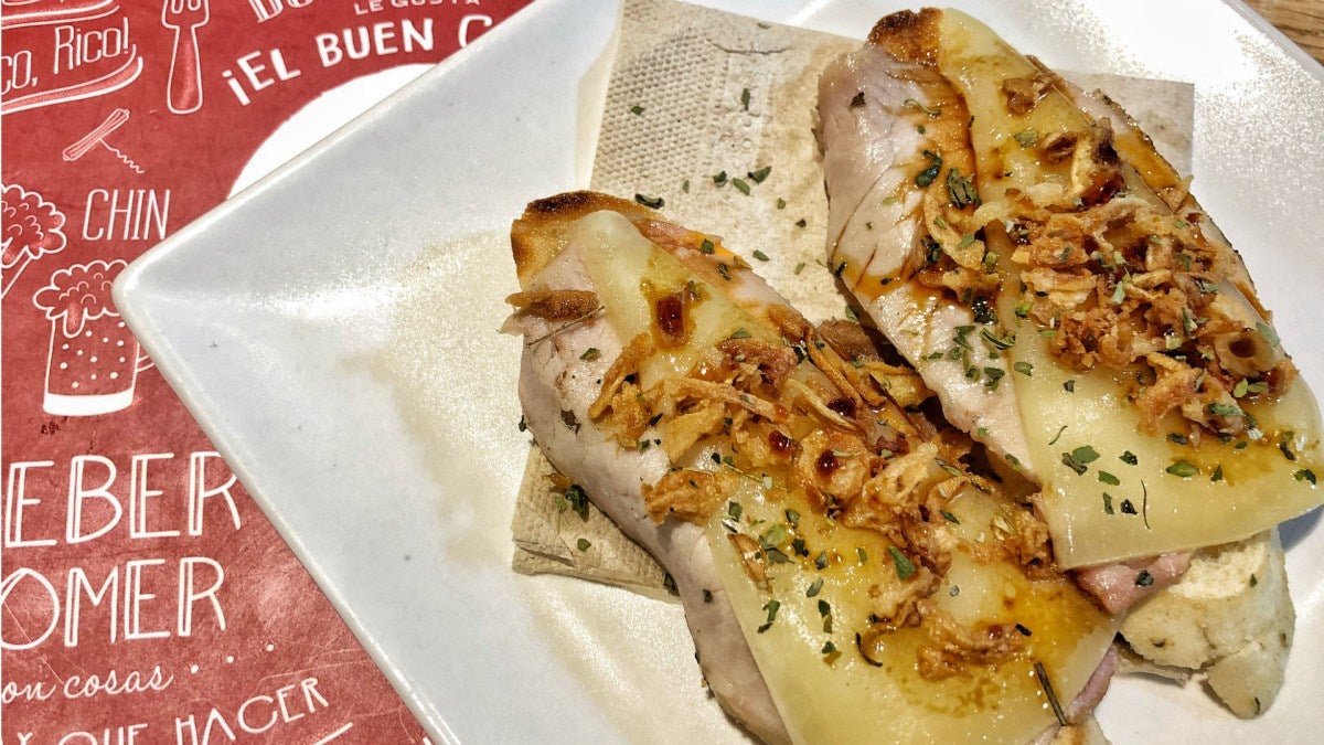 Diferentes formas de tapeo que propone La Auténtica: comer en sevilla