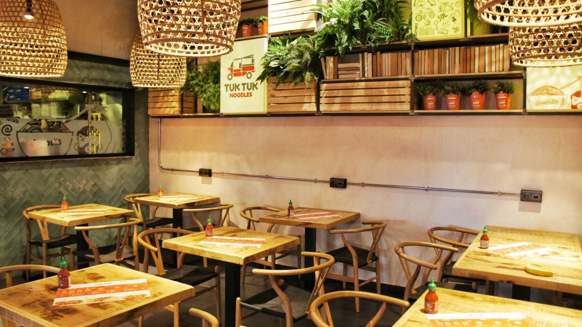 Interior salvaje de Tuk Tuk: comer en sevilla