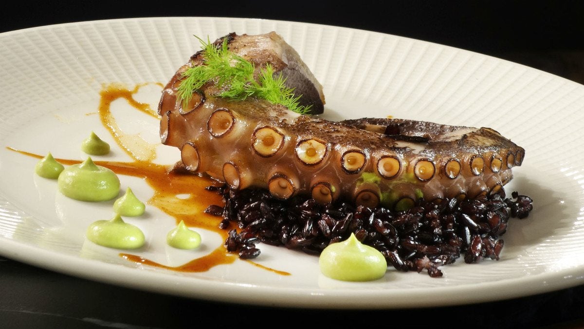 Pulpo asado con arroz venere