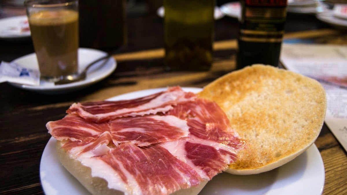Jamón serrano de categoría en las tostadas de Mesón Casa Paco| Foto: Rafa Sánchez