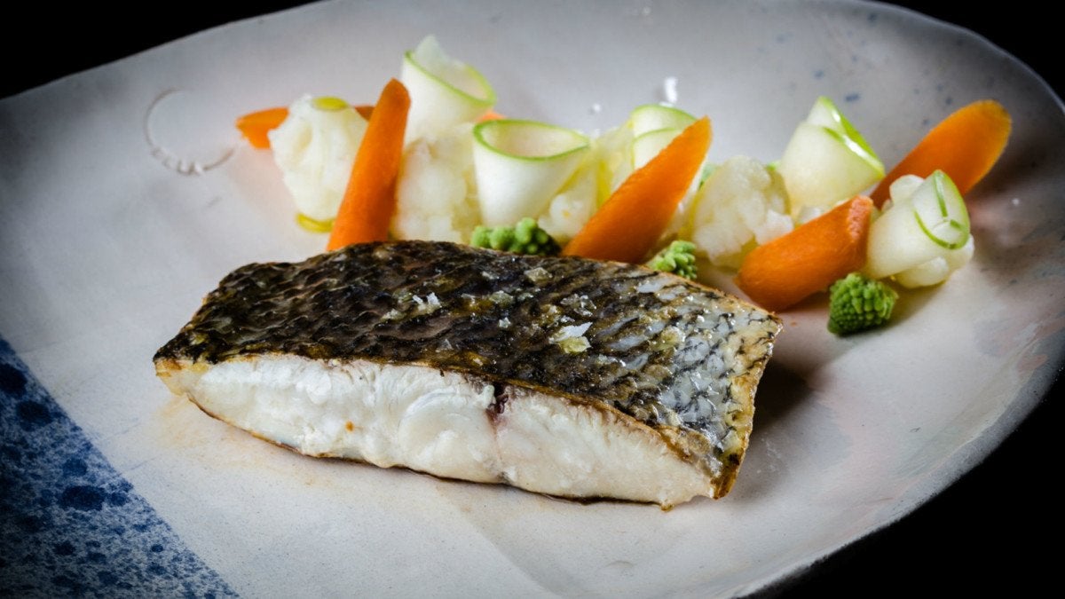 Corvina asada con verduras