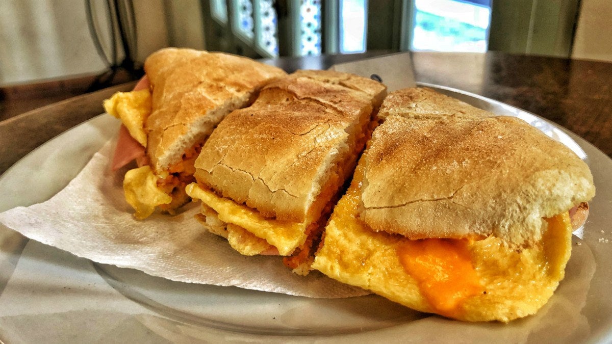 Tostada de tortilla francesa con salmorejo| Foto: Fran Moreno