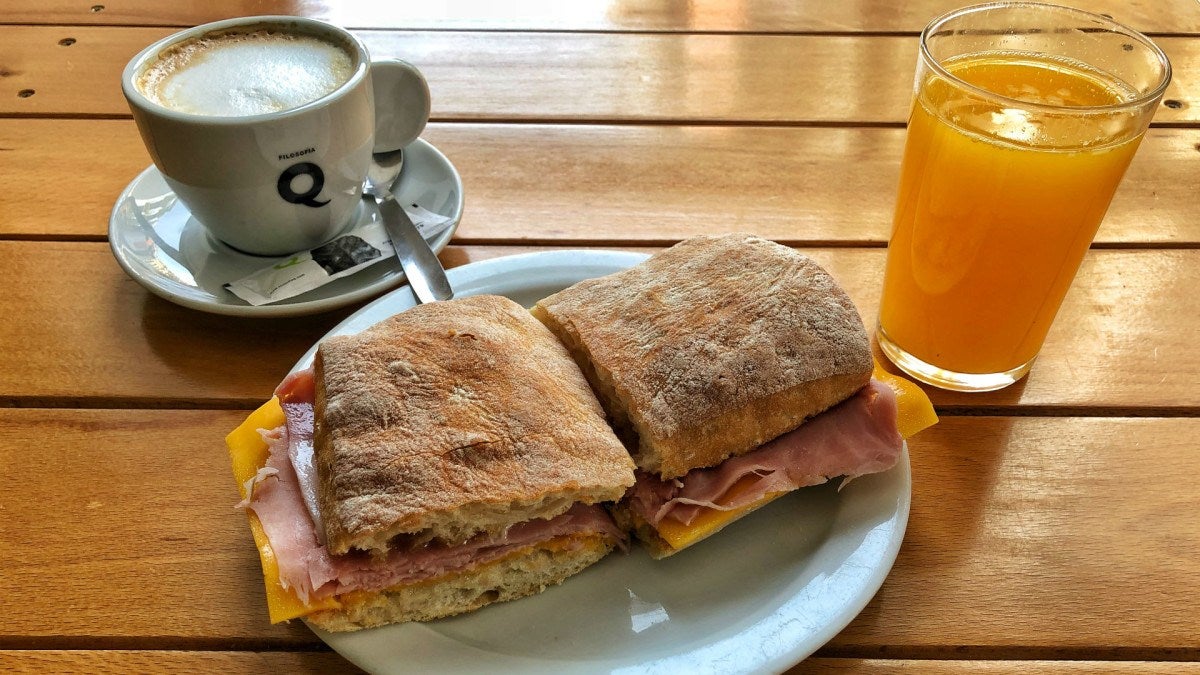 Una tostada bien acompañada en Quilombo| Foto: Fran Moreno