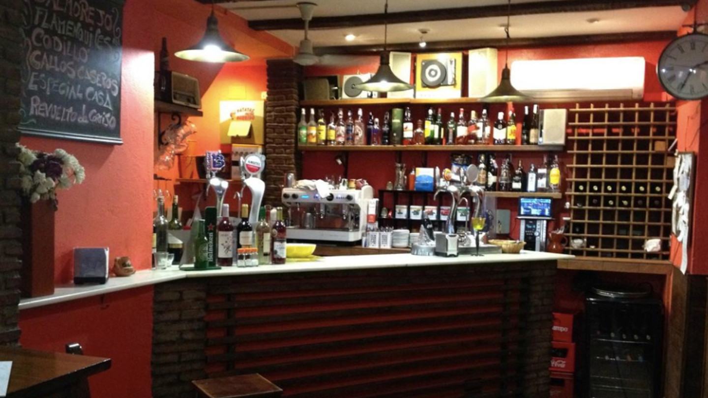 Interior de la taberna El Sótano de Córdoba