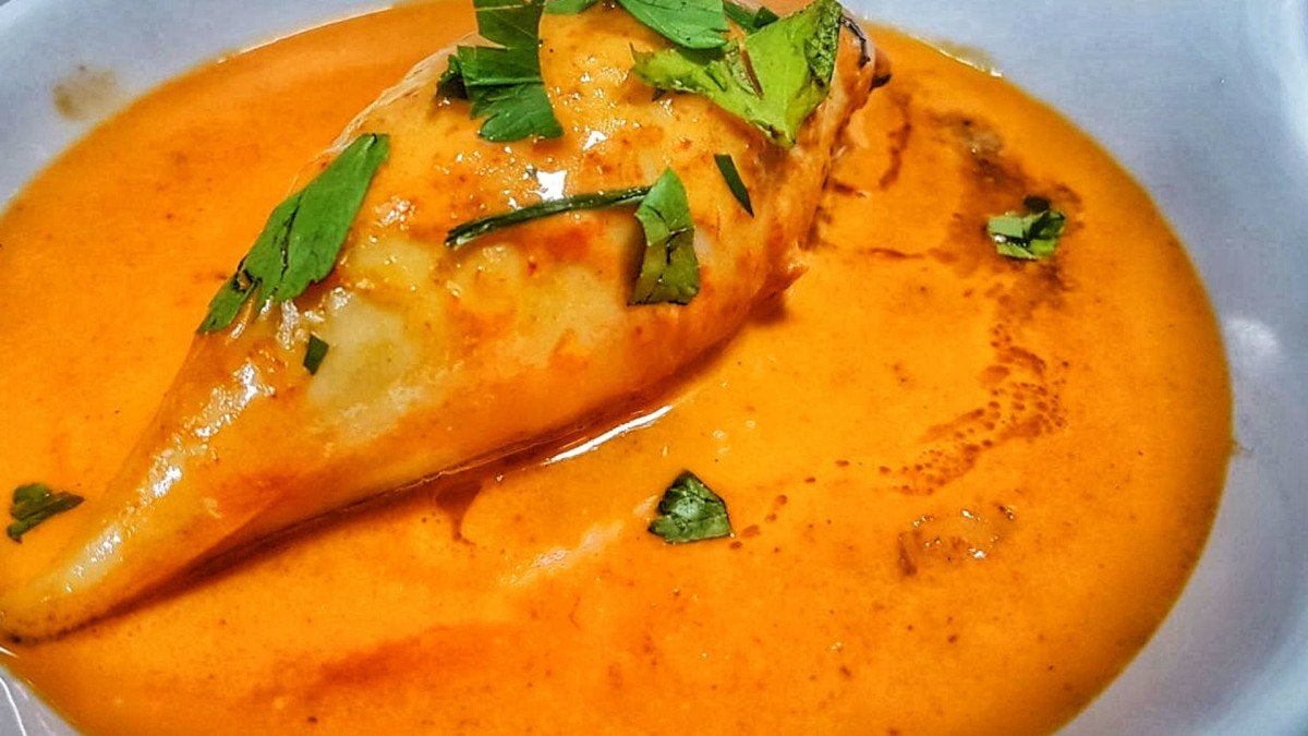 Calamar relleno de carabineros y merluza en salsa de pimientos del piquillo | Foto: Casa Romero