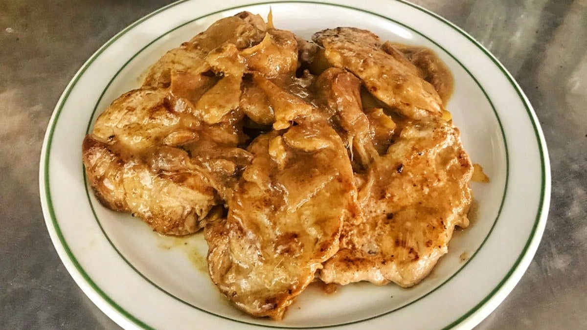 Entre las especialidades destaca el solomillo al whisky | Foto: Bar Jamaica