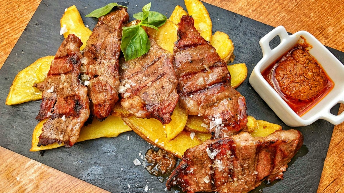 Majestuosas carnes a la brasa de La Pitarra | Foto: Fran Moreno