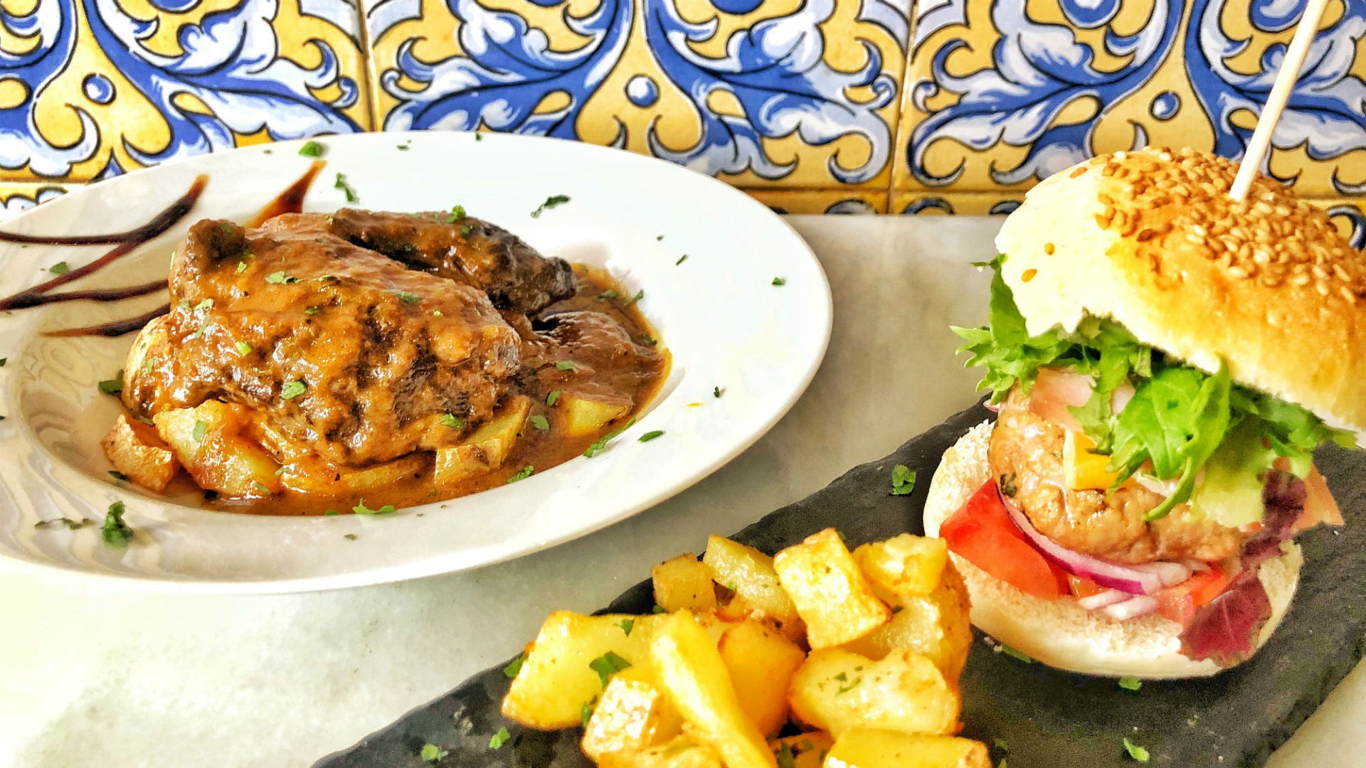 Carrillada y mini hamburguesa | Foto: Fran Moreno