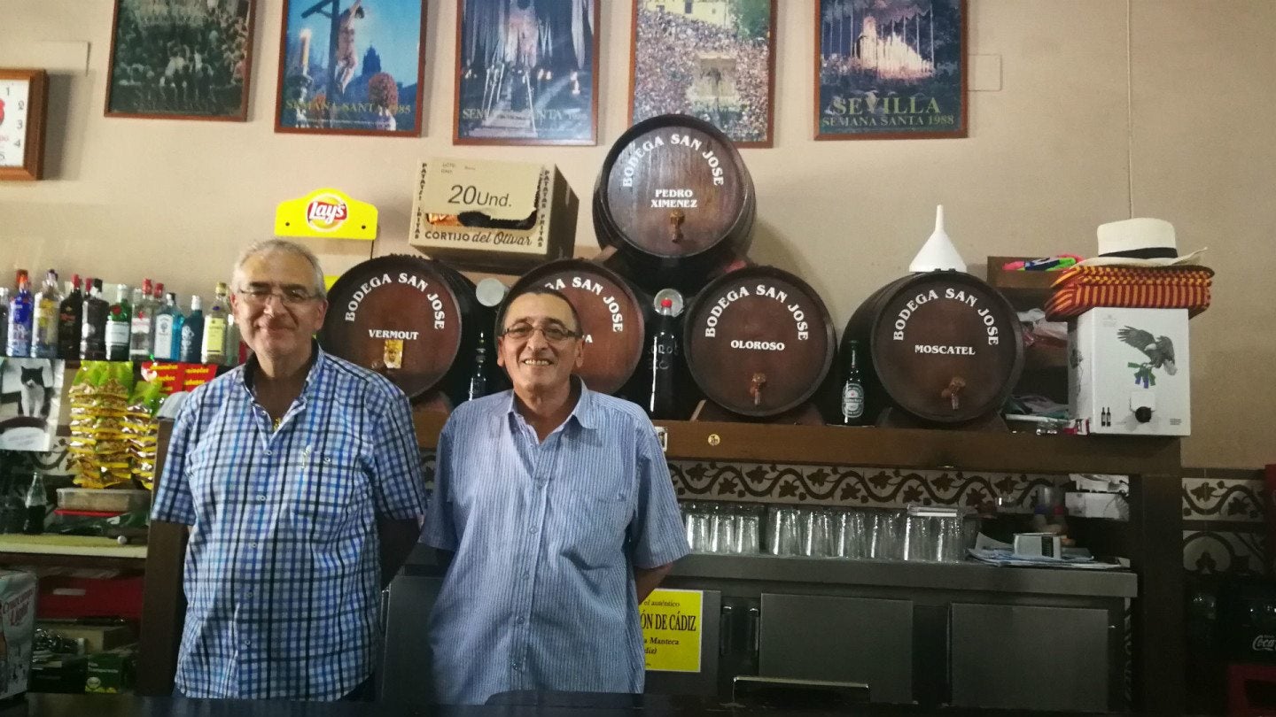 Nicolás y Fermín Bueno en la barra | Foto: Macarena Torres 